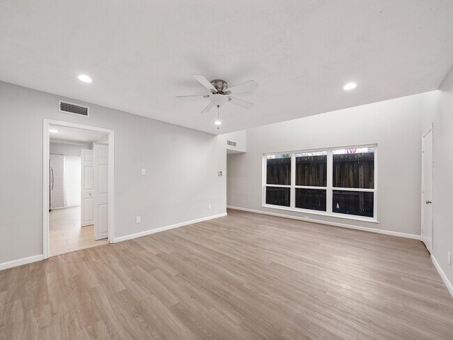 Building Photo - 2056 Augusta Dr