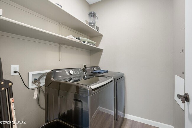 Building Photo - 2550 E River Rd