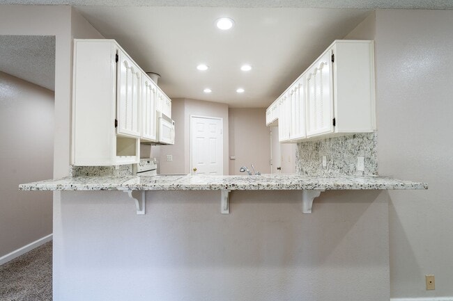 Building Photo - Cute 2 Bedroom Duplex in Great Morgan Hill...