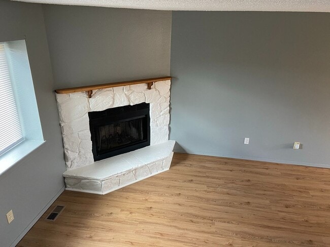 Building Photo - Stunning 2 Bed/2 Bath Townhome near Ft Carson!