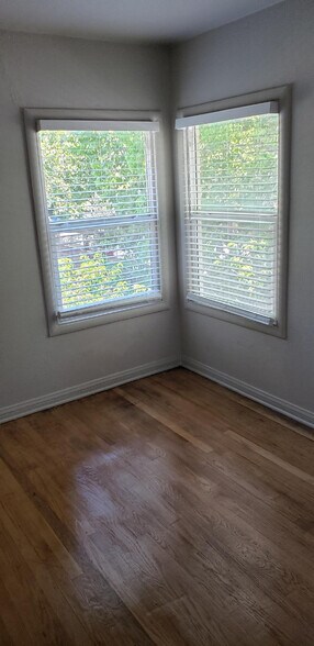 spacious bed room - 1066 Sherwood Ave