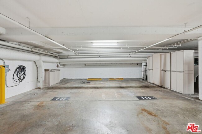 Building Photo - 1557 S Beverly Glen Blvd