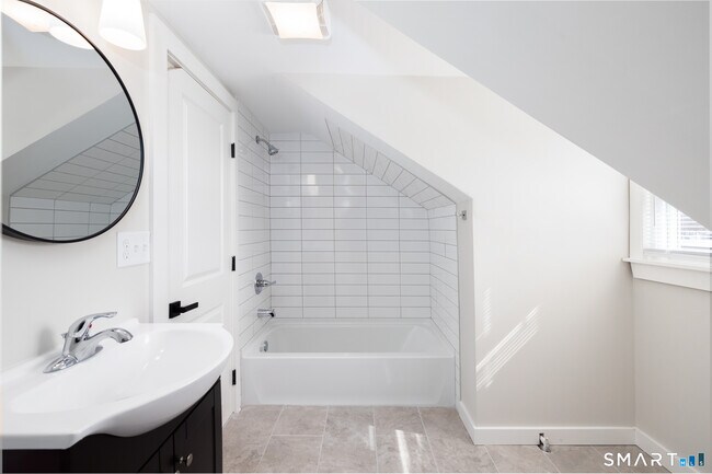 Building Photo - 28 Aircraft Rd