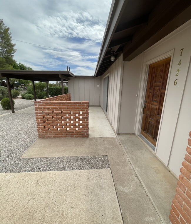 Building Photo - 7426 E Montecito Dr