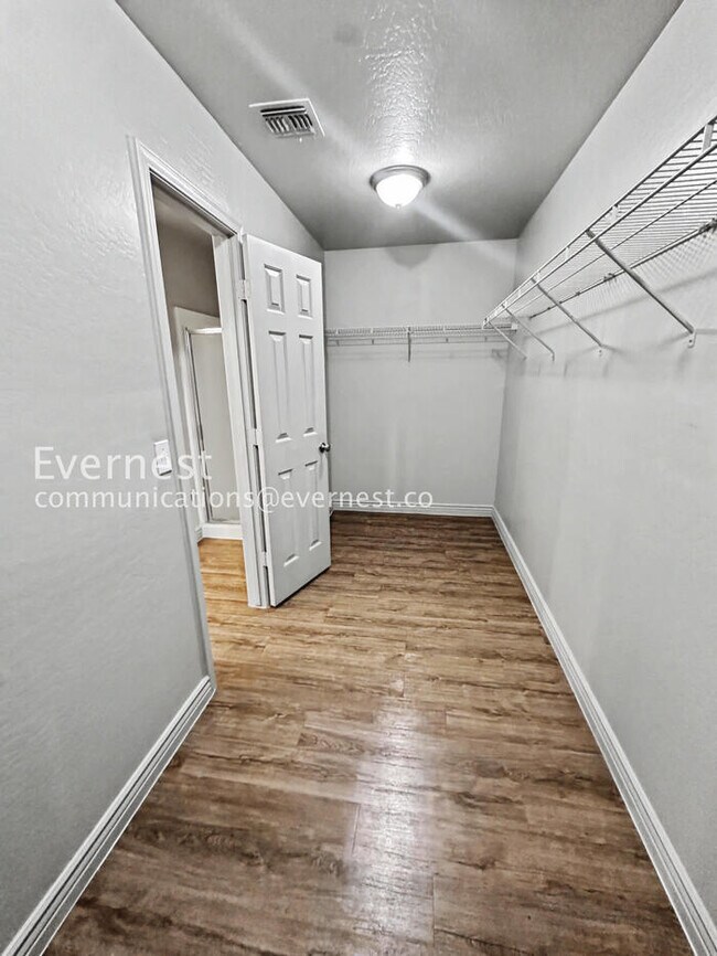 Building Photo - Limited Time Special Offer / 4 Bed, 3 Bath Home with Garage / Pet-Friendly / Vouchers Accepted / ...