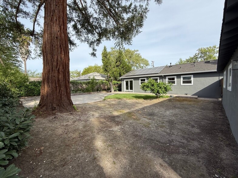 Building Photo - 3149 Rogers Ave