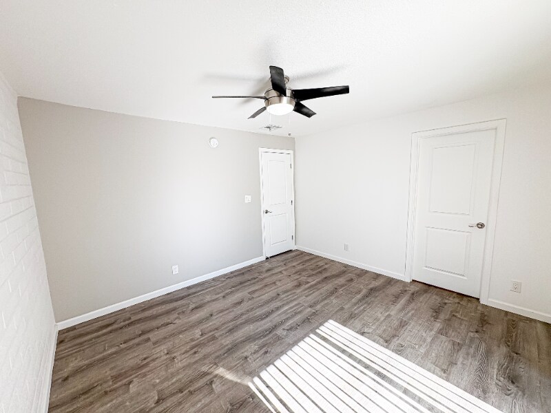 Building Photo - 2737 E Glenrosa Ave