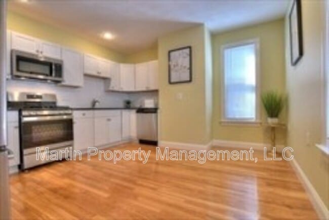 Building Photo - 14-14 Beltran St