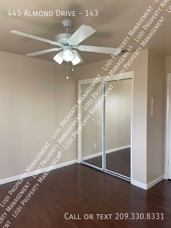 Building Photo - 445 Almond Dr