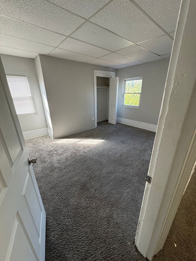 Building Photo - 4 Bedroom 1 Bathroom in Fineview!