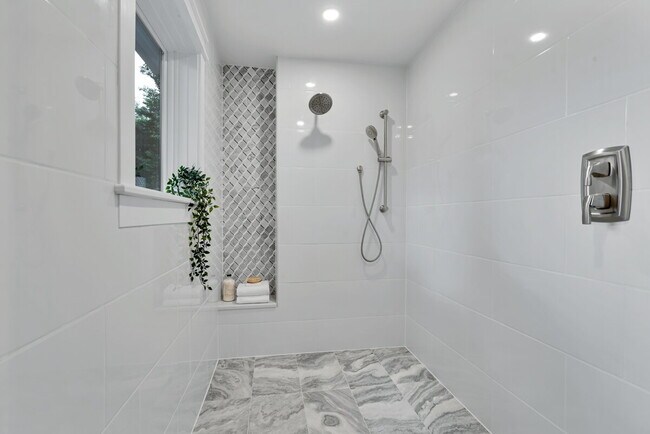 Building Photo - "Luxurious 6-Bed, 6-Bath Arlington Retreat...