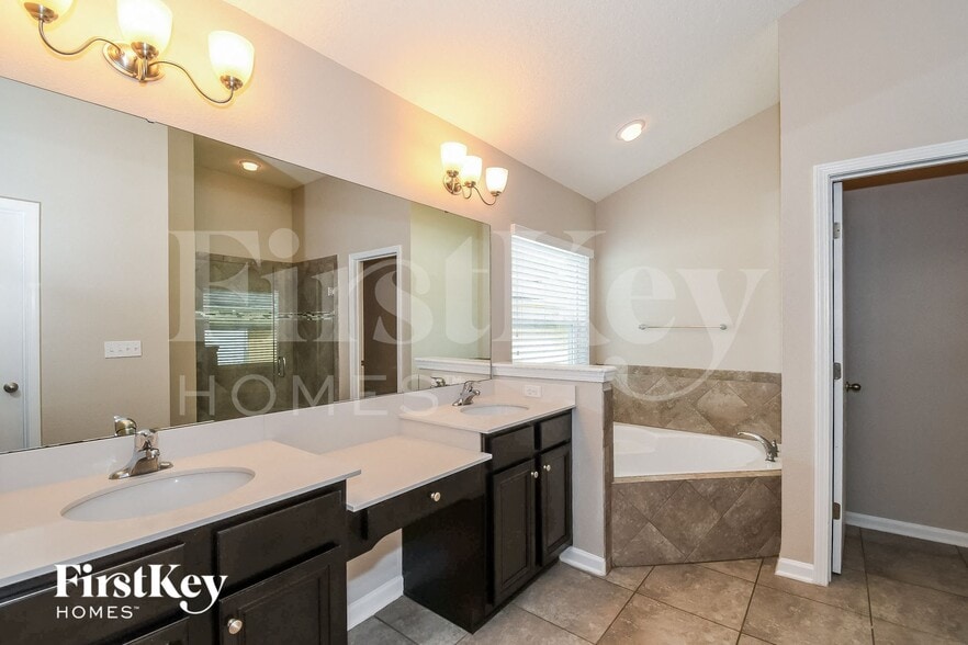 Building Photo - 15612 Mason Lakes Dr