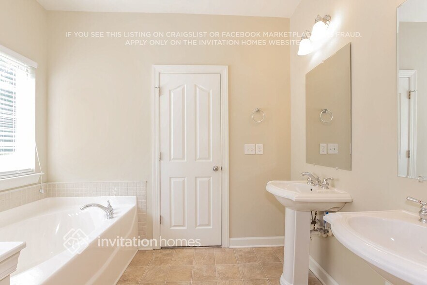 Building Photo - 4517 Hyperion Ct