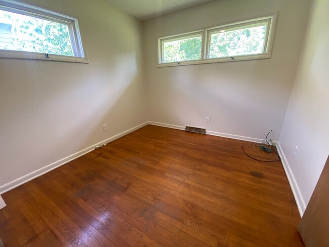 Building Photo - Charming 3-Bed Rental Home with Wood Floor...