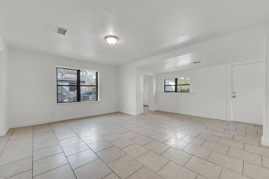 Building Photo - 1830 W 27th St