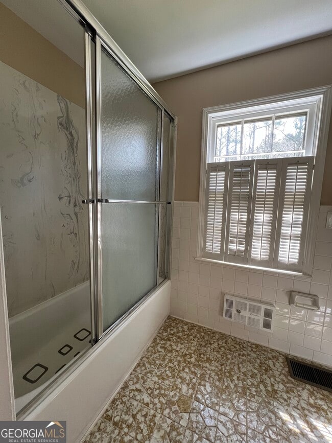 Building Photo - 115 Old Stone Rd