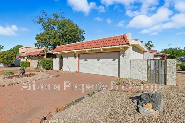 Building Photo - 2192 E Balboa Dr
