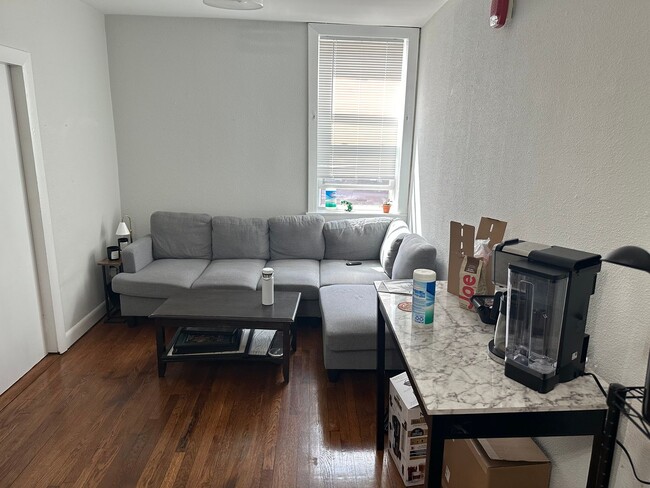 Building Photo - Nicely updated 2 bed in South Boston!  This is a STEAL at this price!