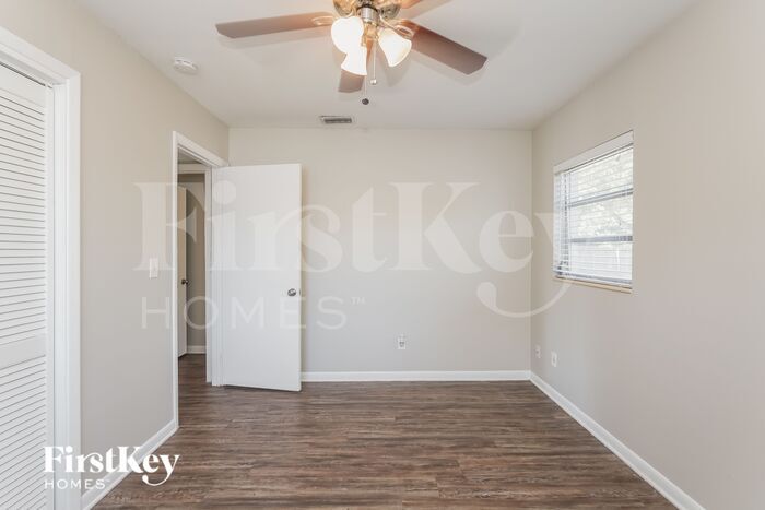 Building Photo - 4931 Cresthill Dr