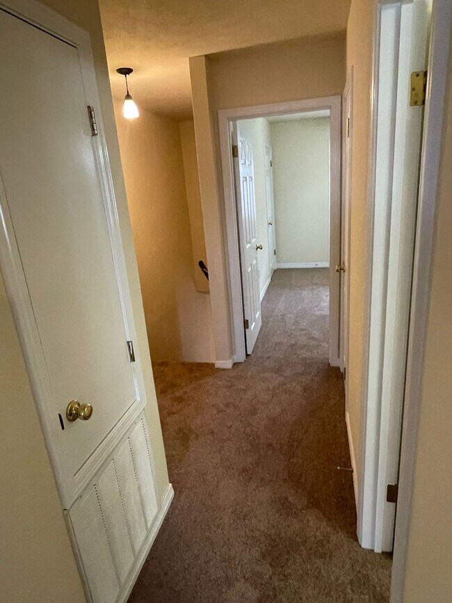 Building Photo - 2BD/1.5BA Unit in Quiet Complex! Both Bedrooms Upstairs w/ Full Bath