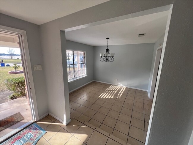 Building Photo - 818 Fairlawn Dr