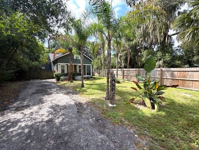 Building Photo - Available fully furnished or unfurnished, this beautifully renovated 3-bedroom, 1.5-bathroom home...