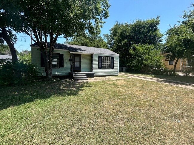 Building Photo - Discover the perfect home!