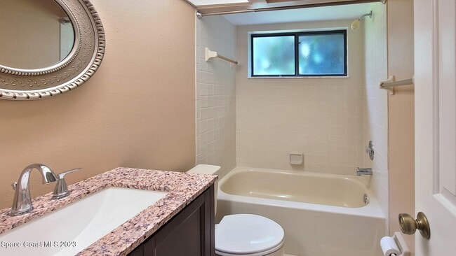 Building Photo - 1211 Country Club Dr