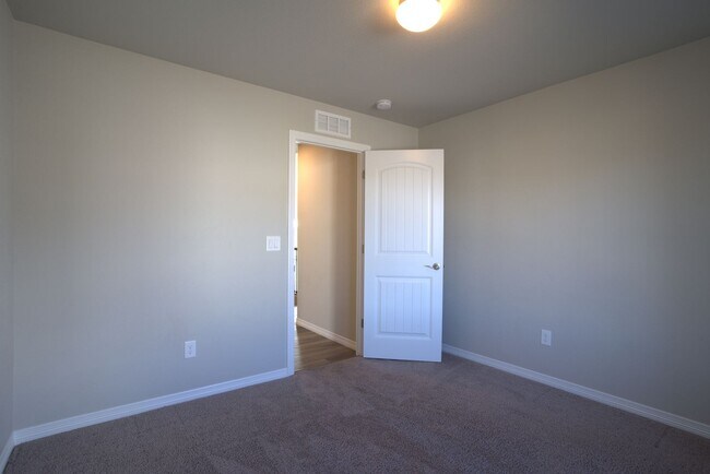 Building Photo - 5 Bed 3 Bath 3 Car Garage Rancher!!!