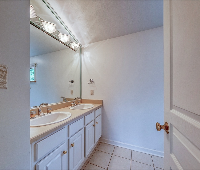 Building Photo - Fox Chapel Luxury Townhome, 4 Bedrooms, 3.5 Bathrooms, 3 Care Garage, Finished Basement.