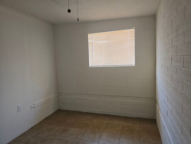 Building Photo - Beautiful 5 bedroom and 2 bath home in Pho...