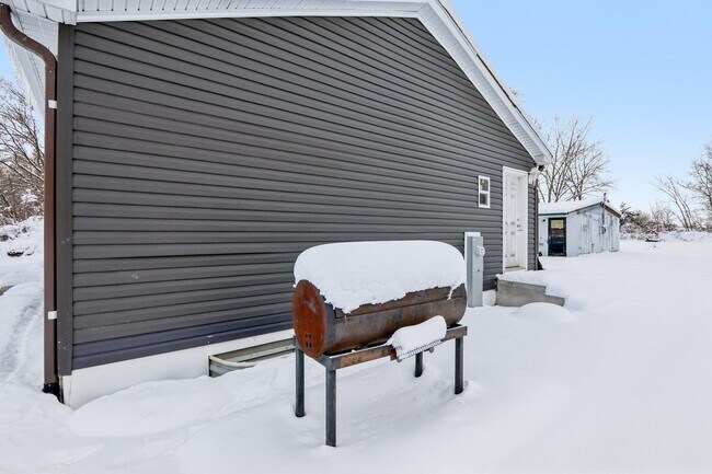 Building Photo - 4704 47th Ave