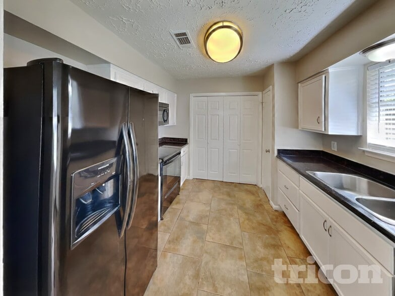 Building Photo - 20211 Cottonglade Ln