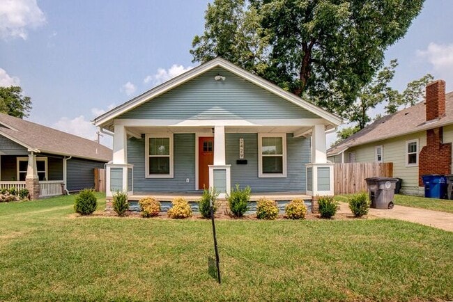 Primary Photo - Spacious 3/2 with Front Porch, Fenced Yard...