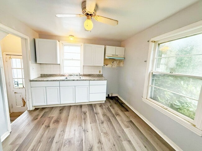 Building Photo - 3 BED 1.5 BATH BEAUTIFUL SINGLE FAMILY HOM...