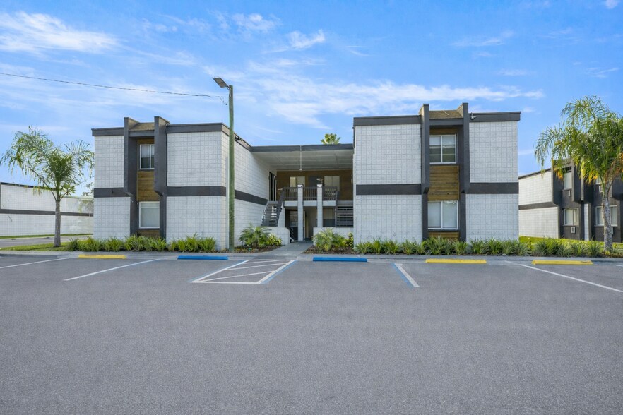Building Photo - Regency Pond - Uptown Gardens