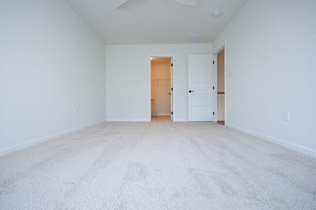 Building Photo - 245 Hollyhock Dr