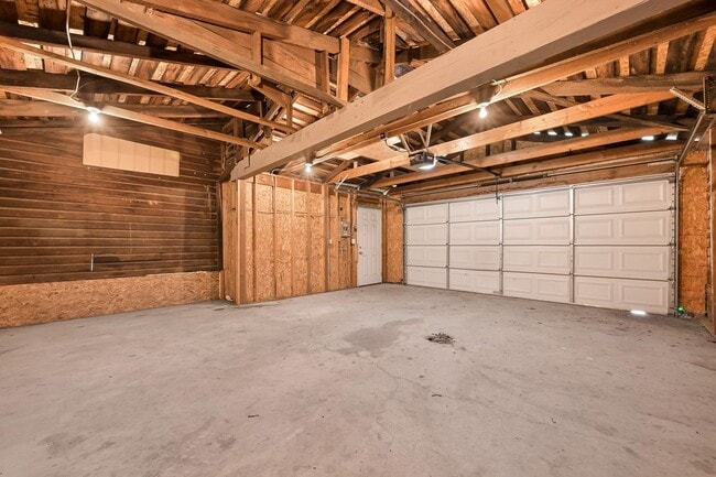 Building Photo - Large Single Family home with Bonus Room!