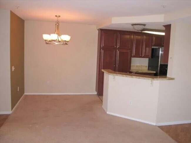 Building Photo - 3 Bedroom, 2 Bathroom Ground-Level Condo f...