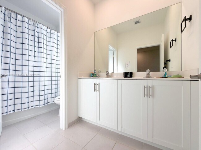 Building Photo - 2636 SE 13th Ct