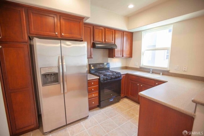 Building Photo - Beautiful updated 3-level, 3BR2.5BA and 2-car garage townhome!