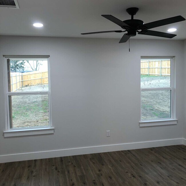 Building Photo - 700 W Parnell St