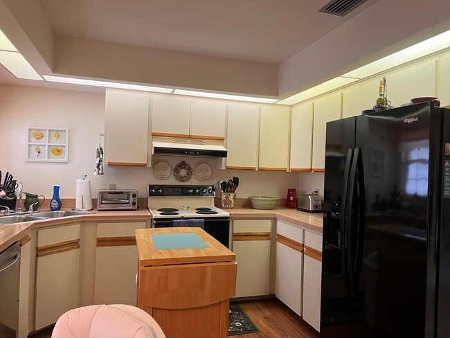 Building Photo - NEWLY LISTED 2BD/2BA/2CG Villa