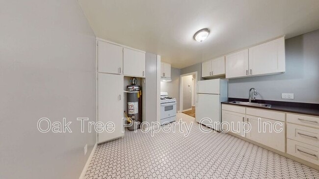 Building Photo - 694 Sycamore St