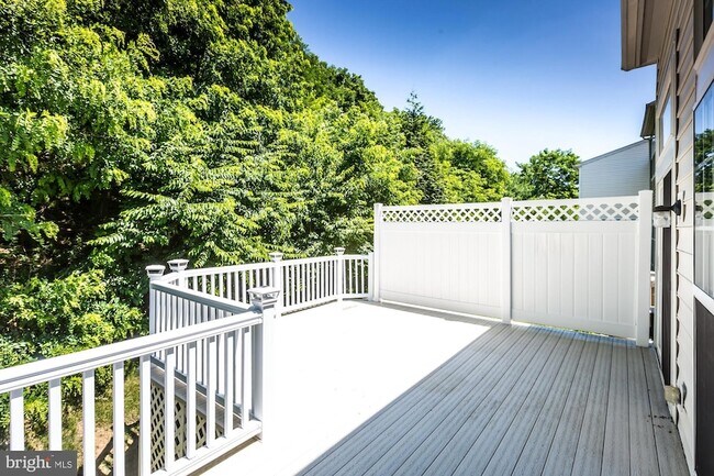 Building Photo - 684 Churchill Rd