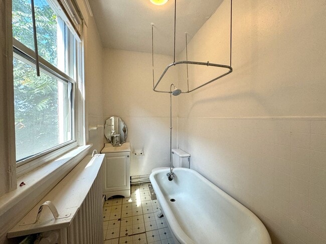 Building Photo - 5 bed/2 bath Mins. from UC Campus for Only...