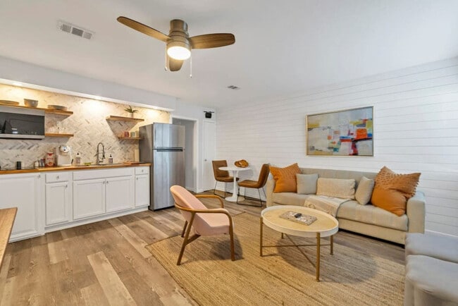 Building Photo - 302 Santa Rosa Blvd