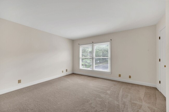 Building Photo - Awesome 2BE/2.5BA condo in Green Hills!