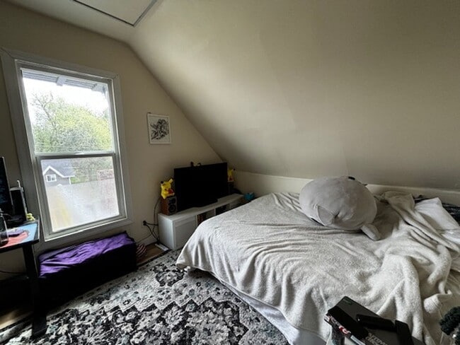 Building Photo - 7 Bedroom House close to Shopping and What...