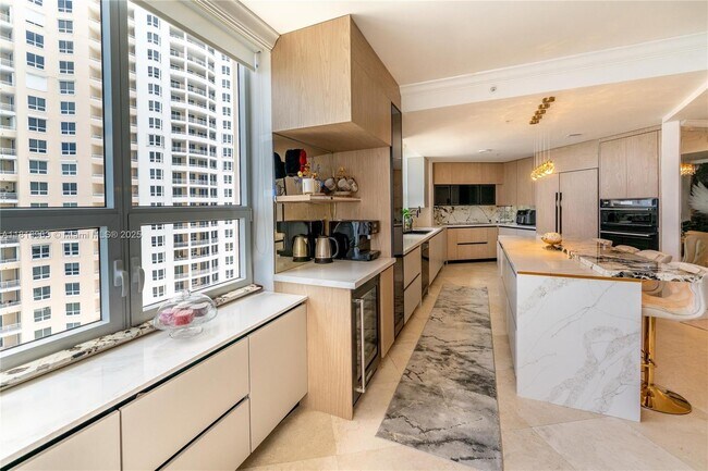 Building Photo - 848 Brickell Key Dr